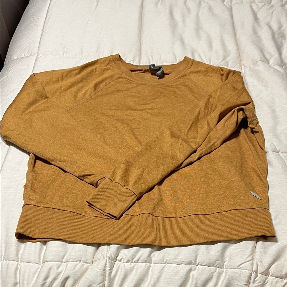 Vuori women’s crew long sleeve top